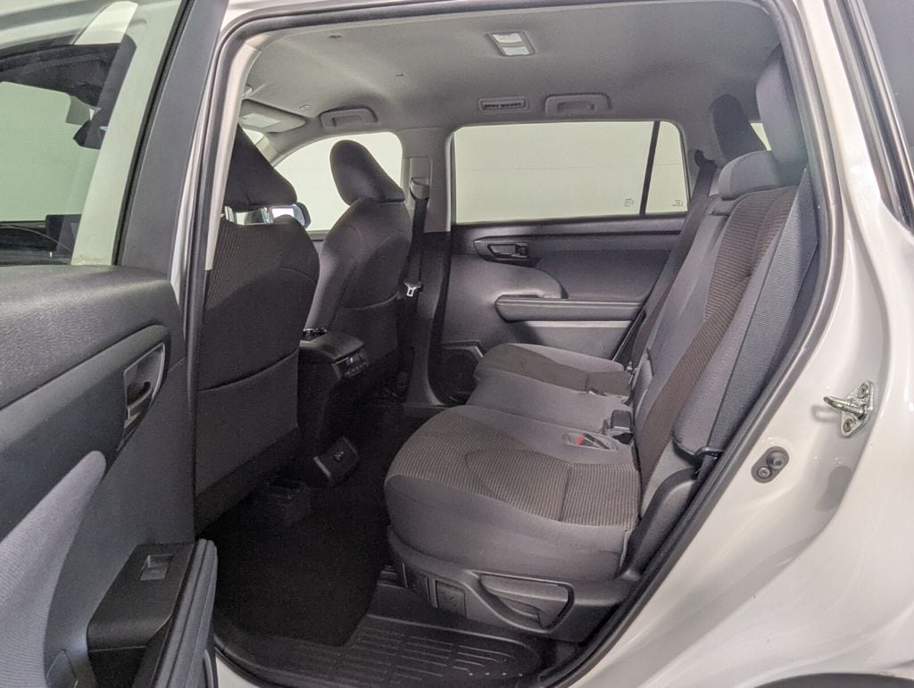 2023 Toyota Highlander LE - Photo 24