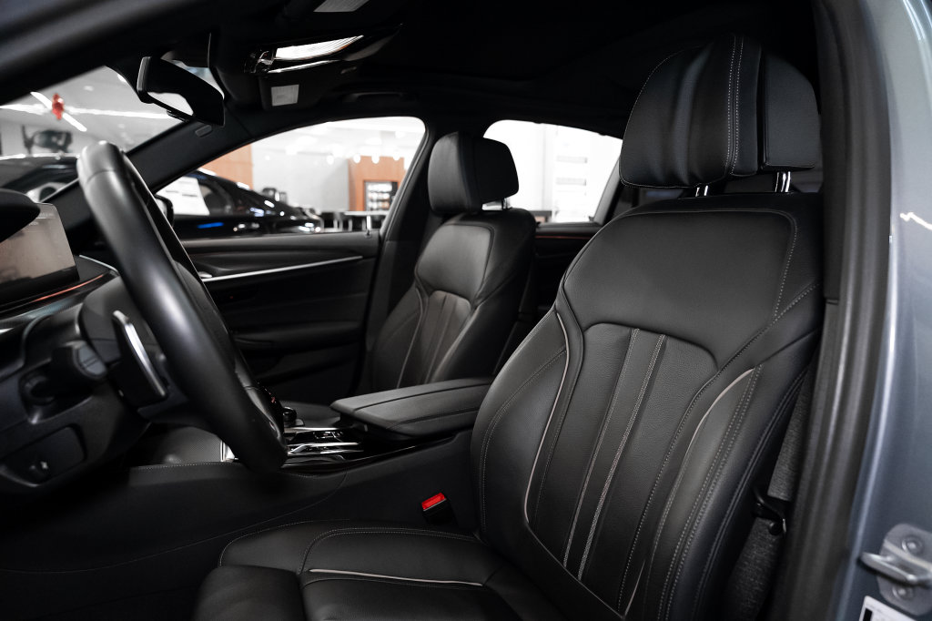 2023 BMW 5 Series M550i - Photo 17
