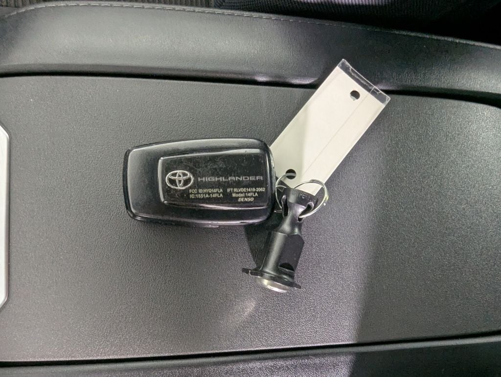 2023 Toyota Highlander LE - Photo 27