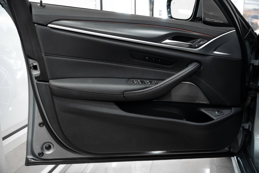 2023 BMW 5 Series M550i - Photo 30