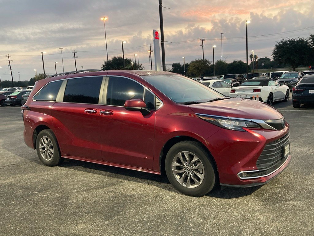Used 2023 Toyota Sienna XLE Minivan/Van