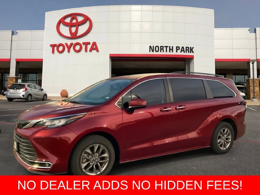 Used 2023 Toyota Sienna XLE Minivan/Van