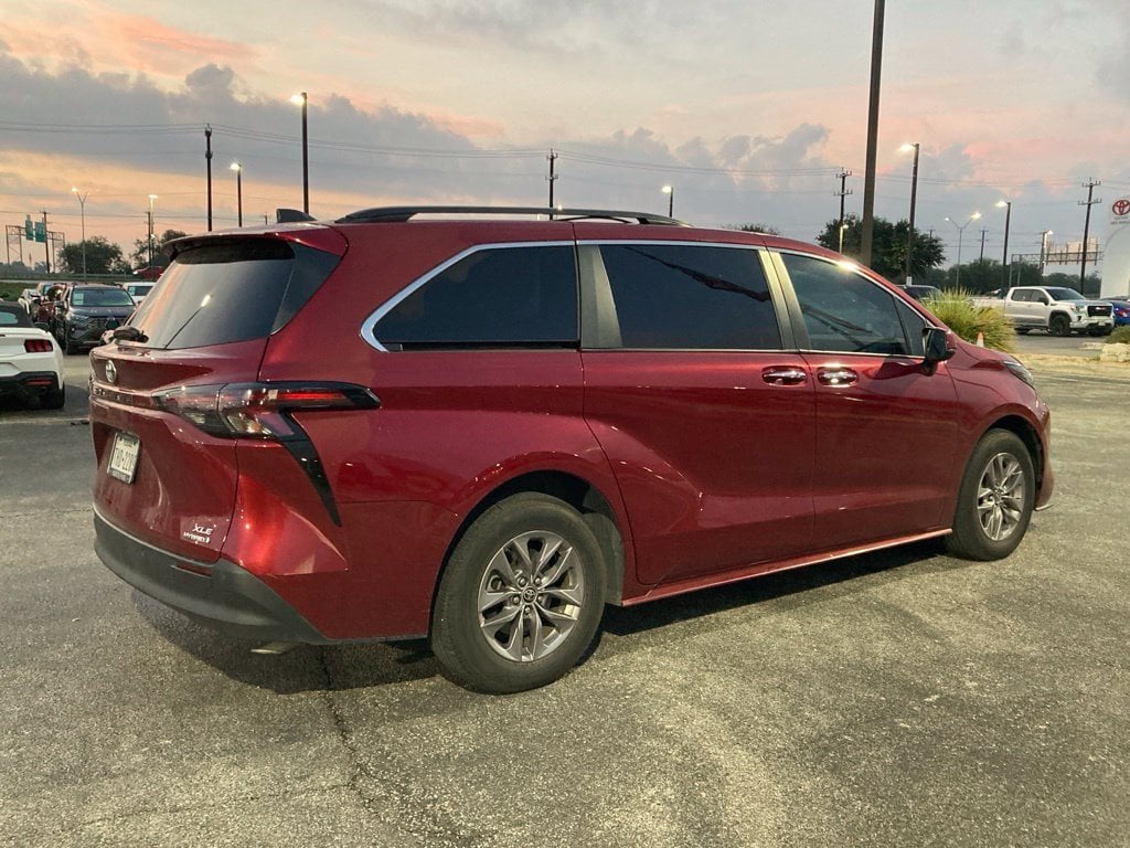 Used 2023 Toyota Sienna XLE Minivan/Van