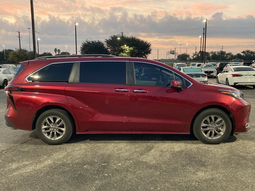 Used 2023 Toyota Sienna XLE Minivan/Van
