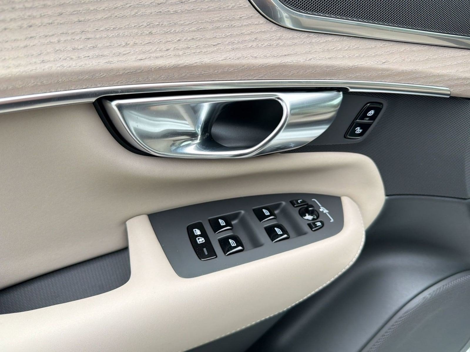 2026 Volvo XC90 Plus - Photo 12