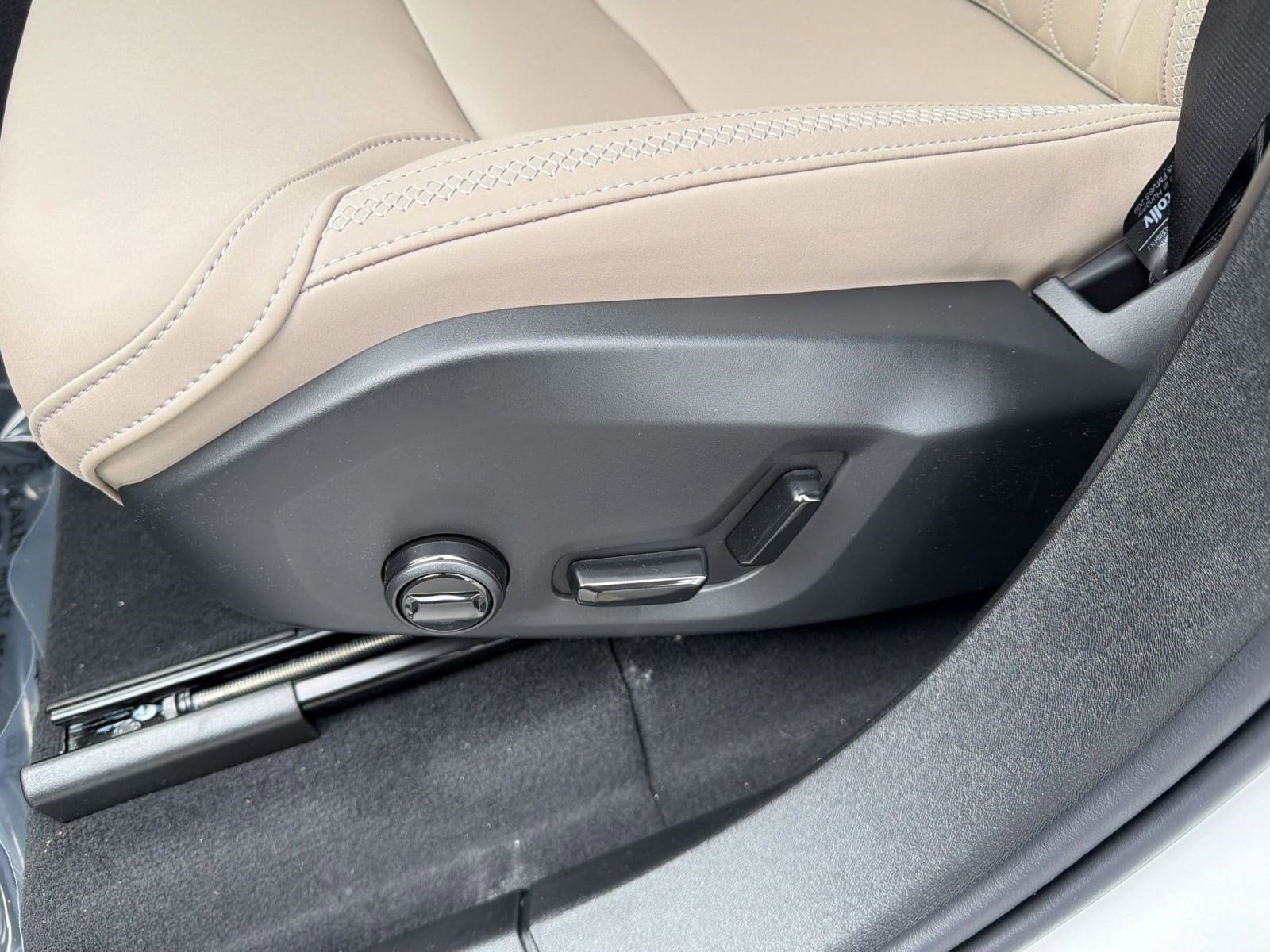 2026 Volvo XC90 Plus - Photo 13