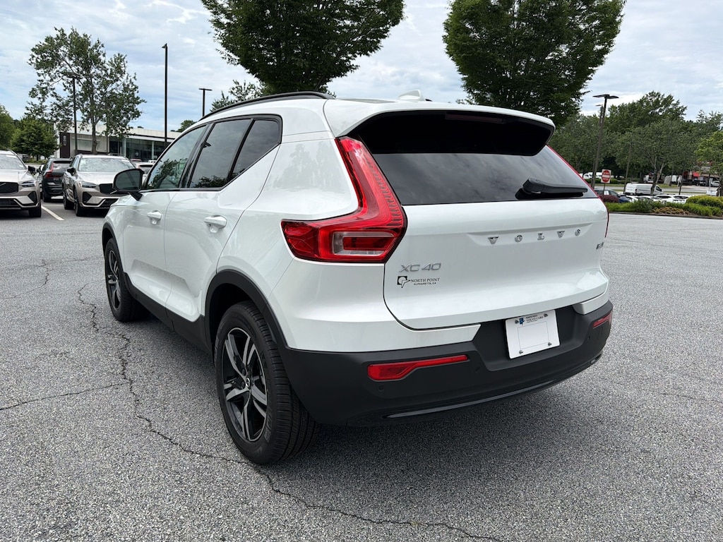 New 2026 Volvo XC40 B5 Core SUV