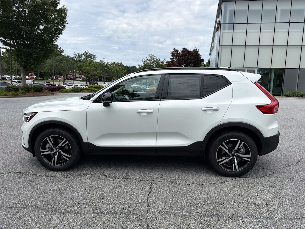 New 2026 Volvo XC40 B5 Core SUV