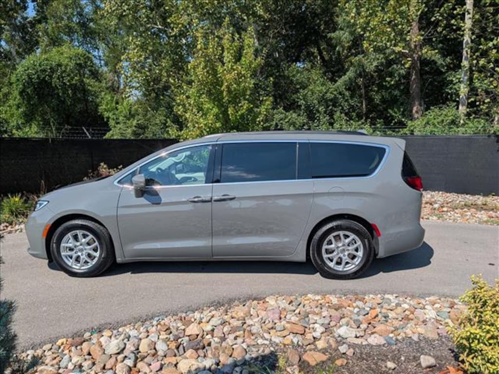 Used 2022 Chrysler Pacifica Touring L Van Passenger Van