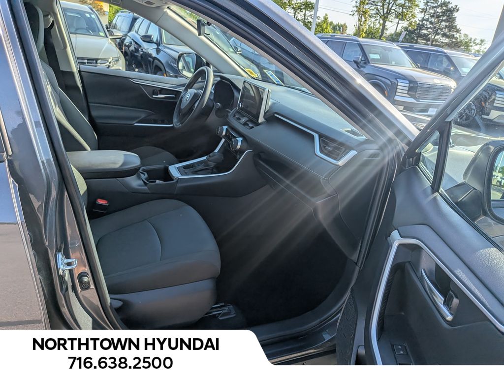 2025 Toyota RAV4 XLE - Photo 9