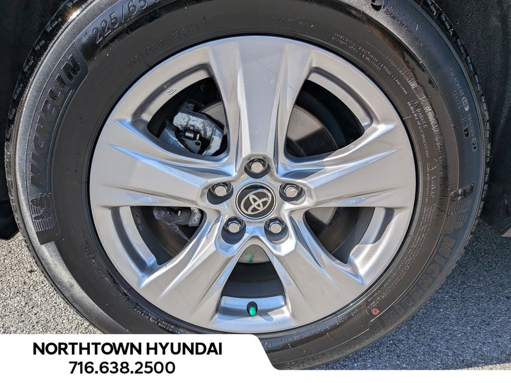 2025 Toyota RAV4 XLE - Photo 38