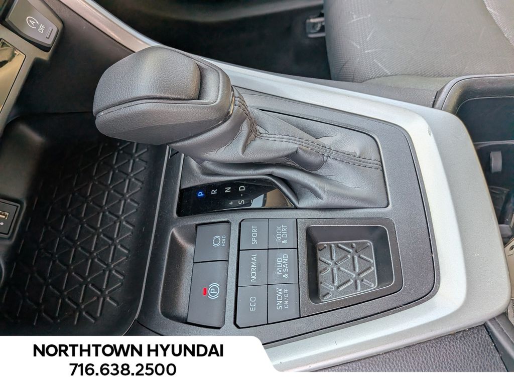 2025 Toyota RAV4 XLE - Photo 18