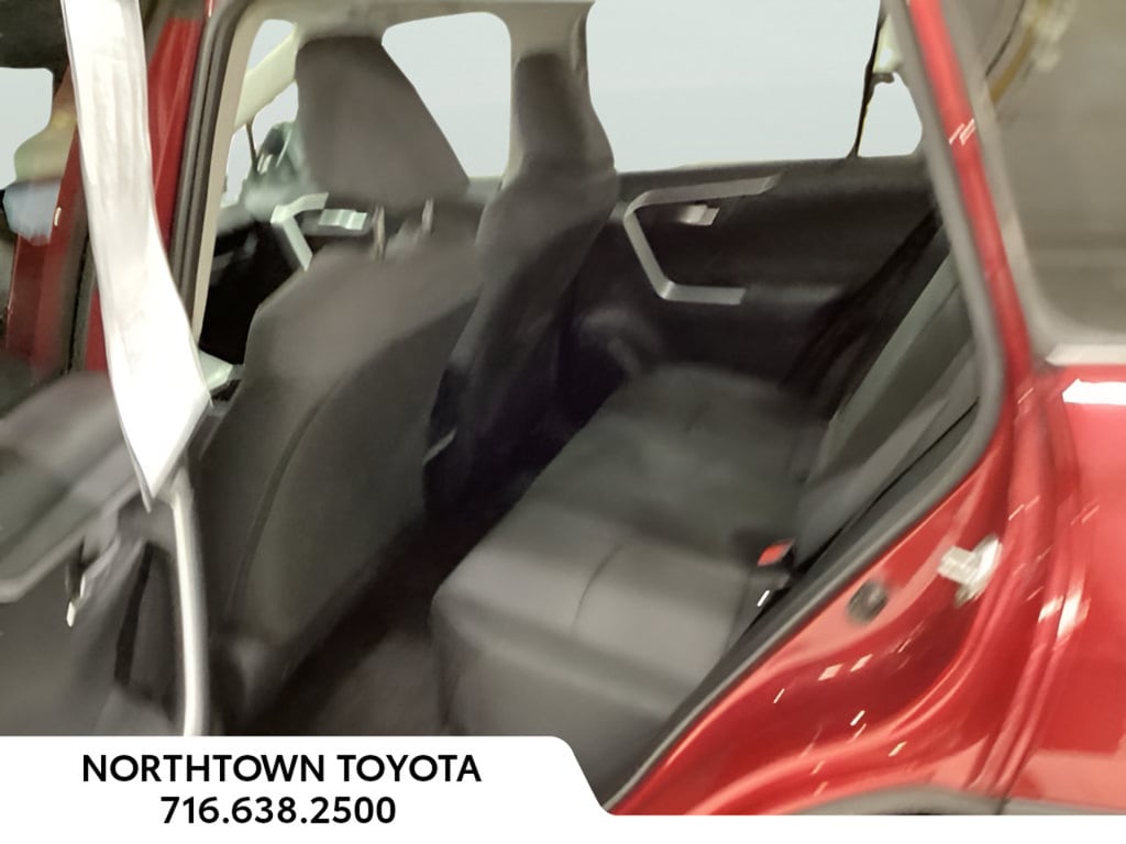 2025 Toyota RAV4 XLE - Photo 12