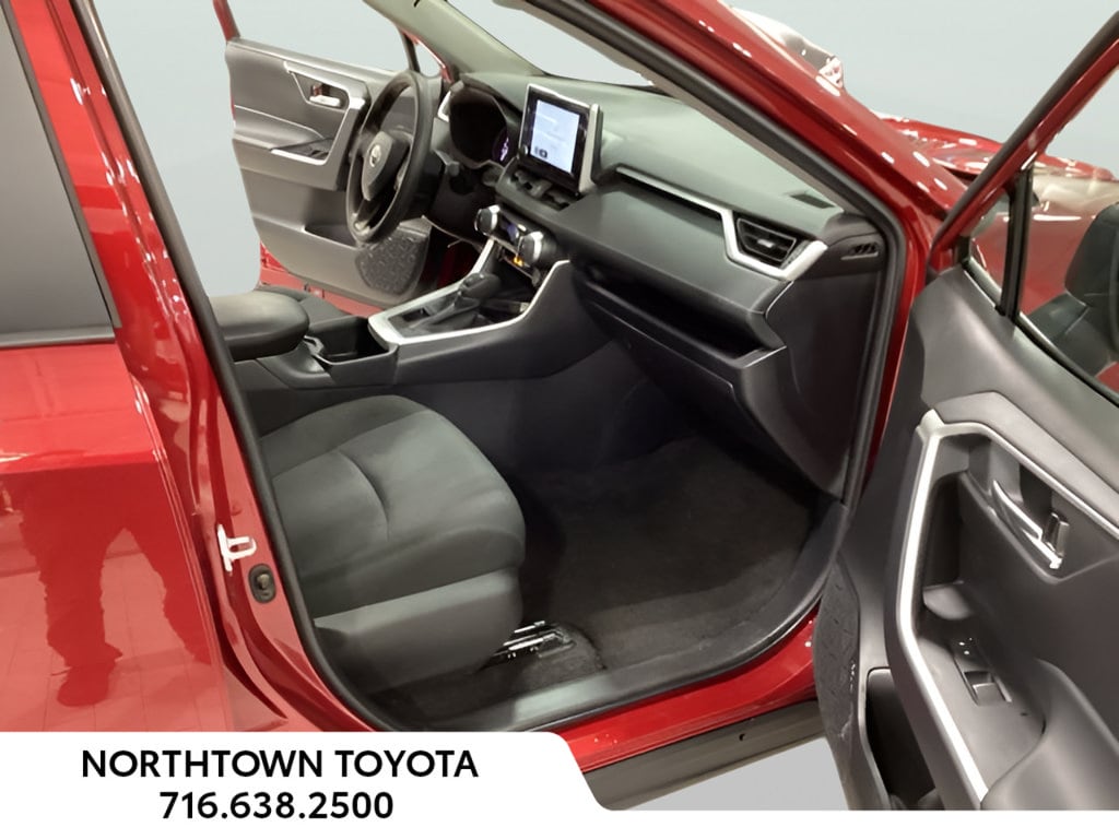 2025 Toyota RAV4 XLE - Photo 11