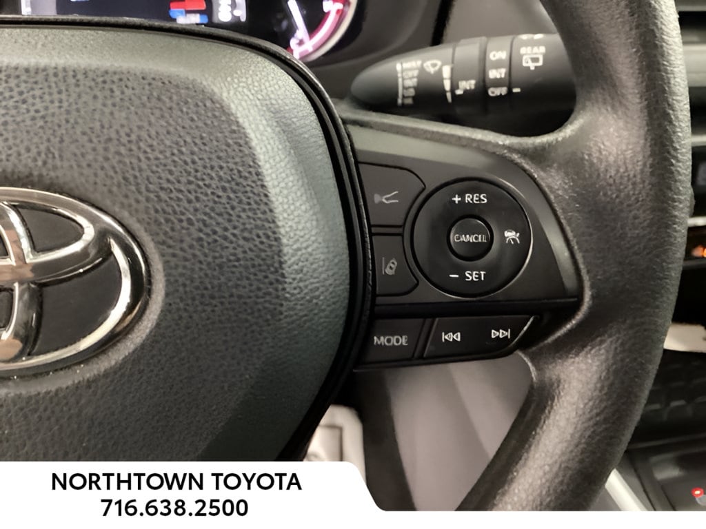 2025 Toyota RAV4 XLE - Photo 21