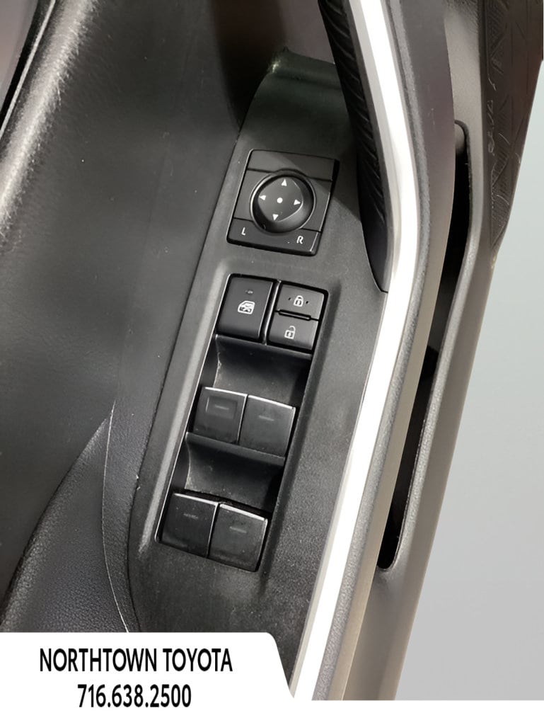 2025 Toyota RAV4 XLE - Photo 19