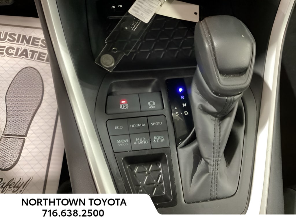 2025 Toyota RAV4 XLE - Photo 18