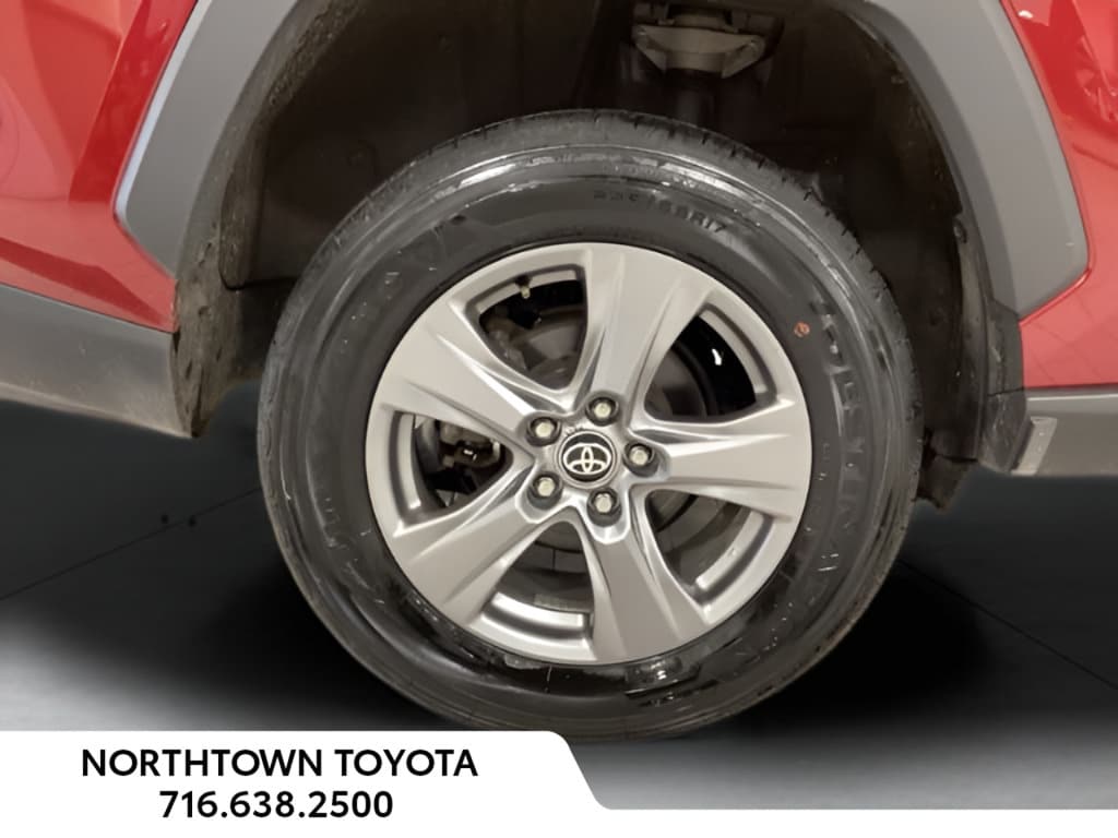 2025 Toyota RAV4 XLE - Photo 25