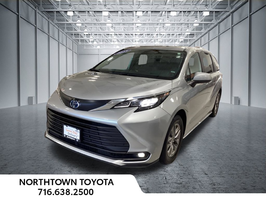 2025 Toyota Sienna XLE 8 Passenger Minivan/Van
