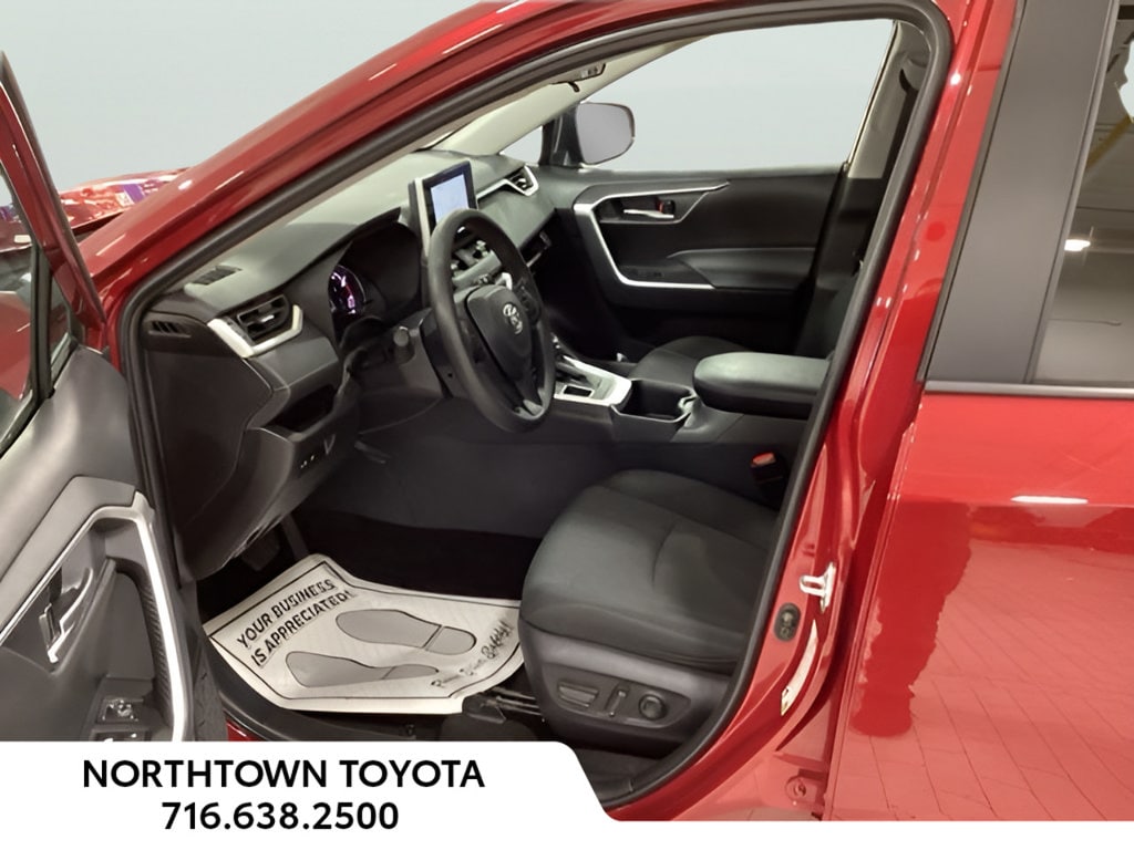 2025 Toyota RAV4 XLE - Photo 10
