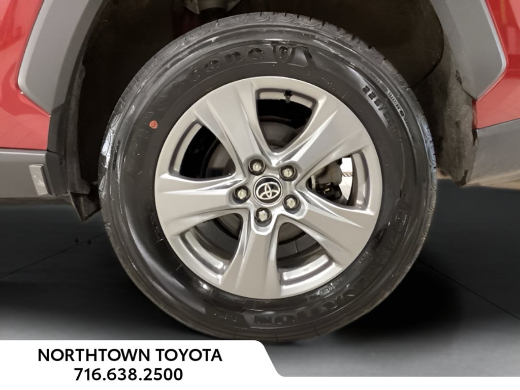 2025 Toyota RAV4 XLE - Photo 23