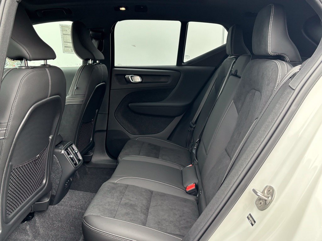 2026 Volvo XC40 Ultra Black Edition - Photo 16
