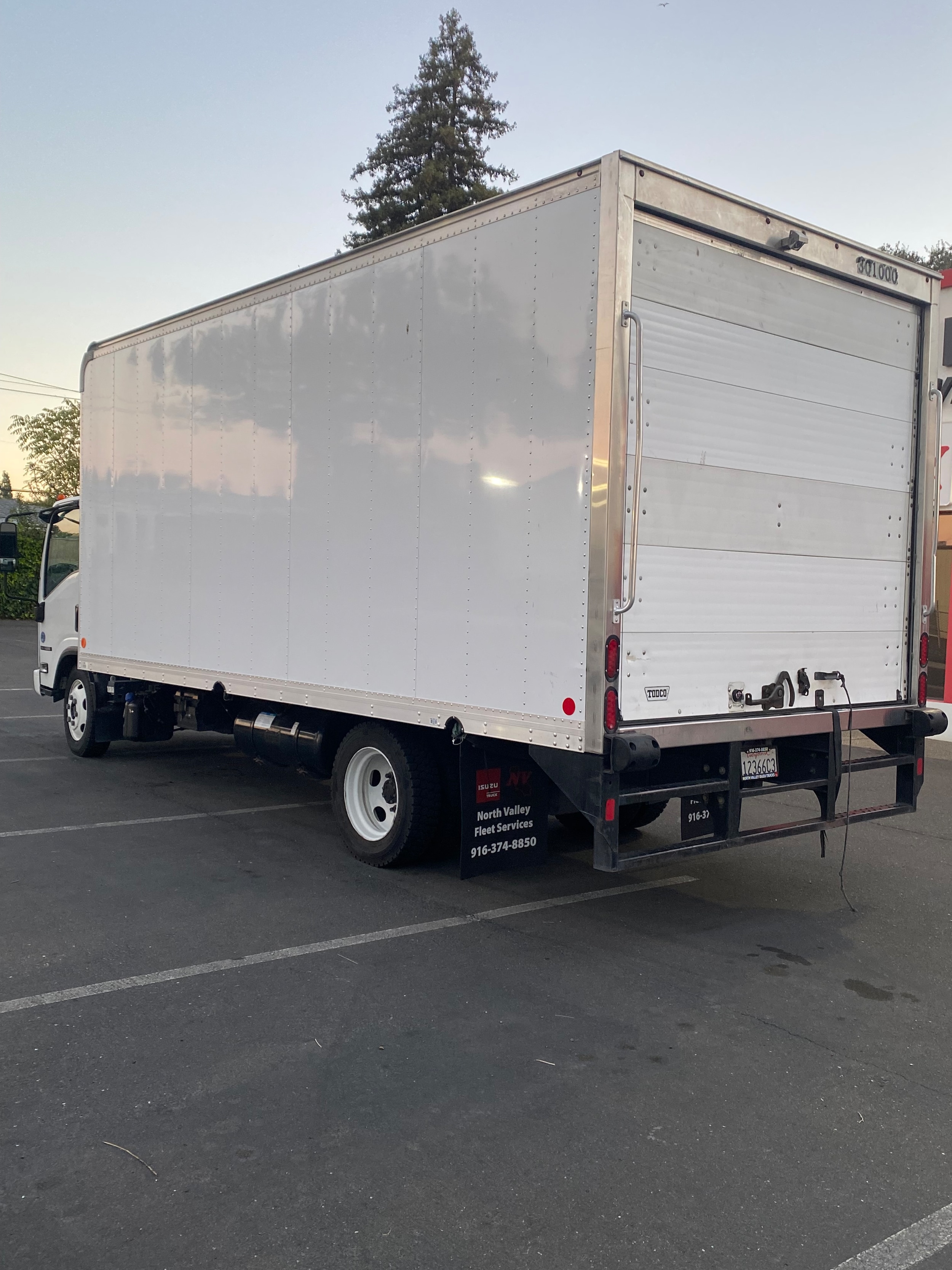 2017 Isuzu NRR - Photo 3