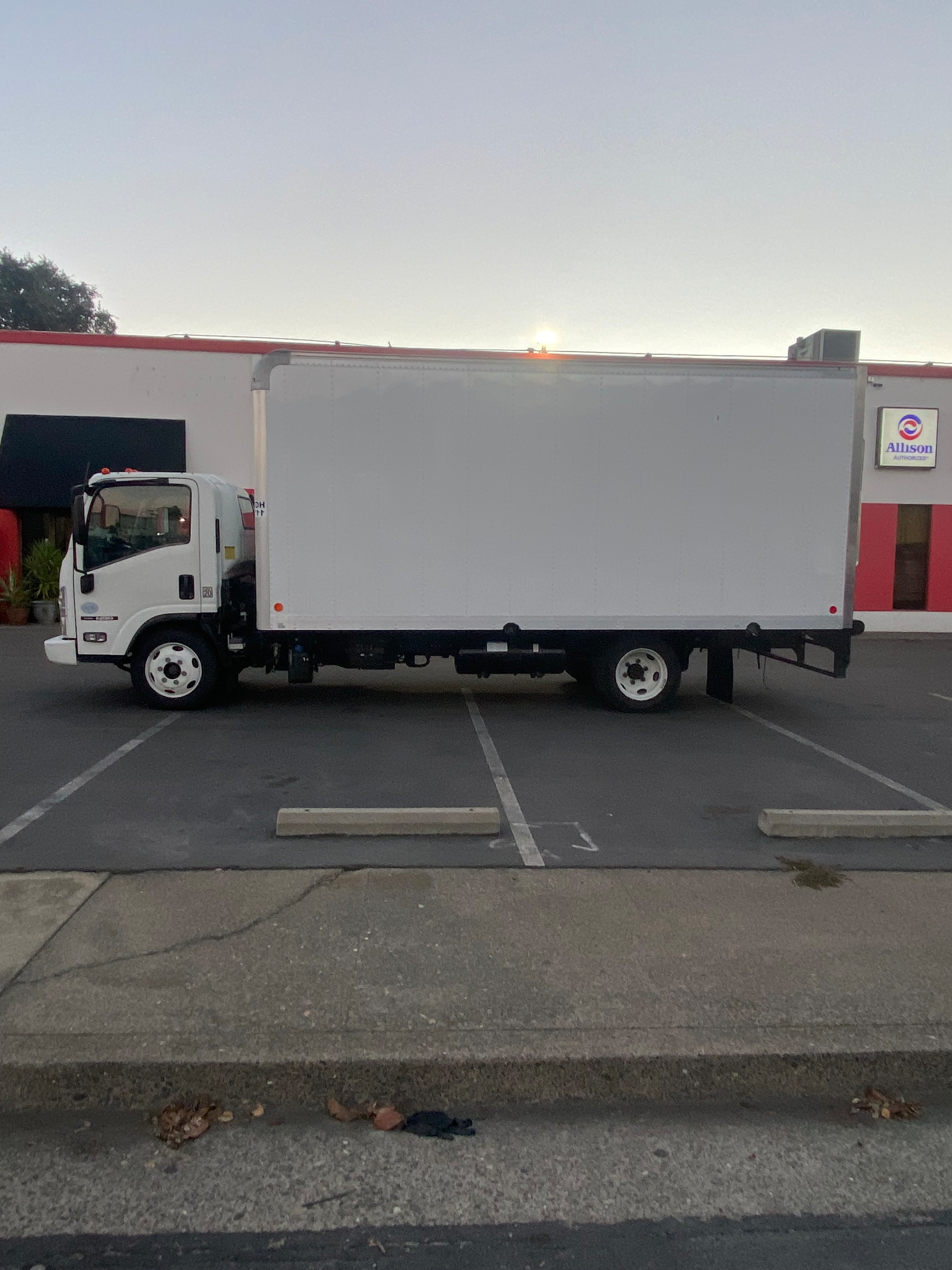 2017 Isuzu NRR - Photo 2