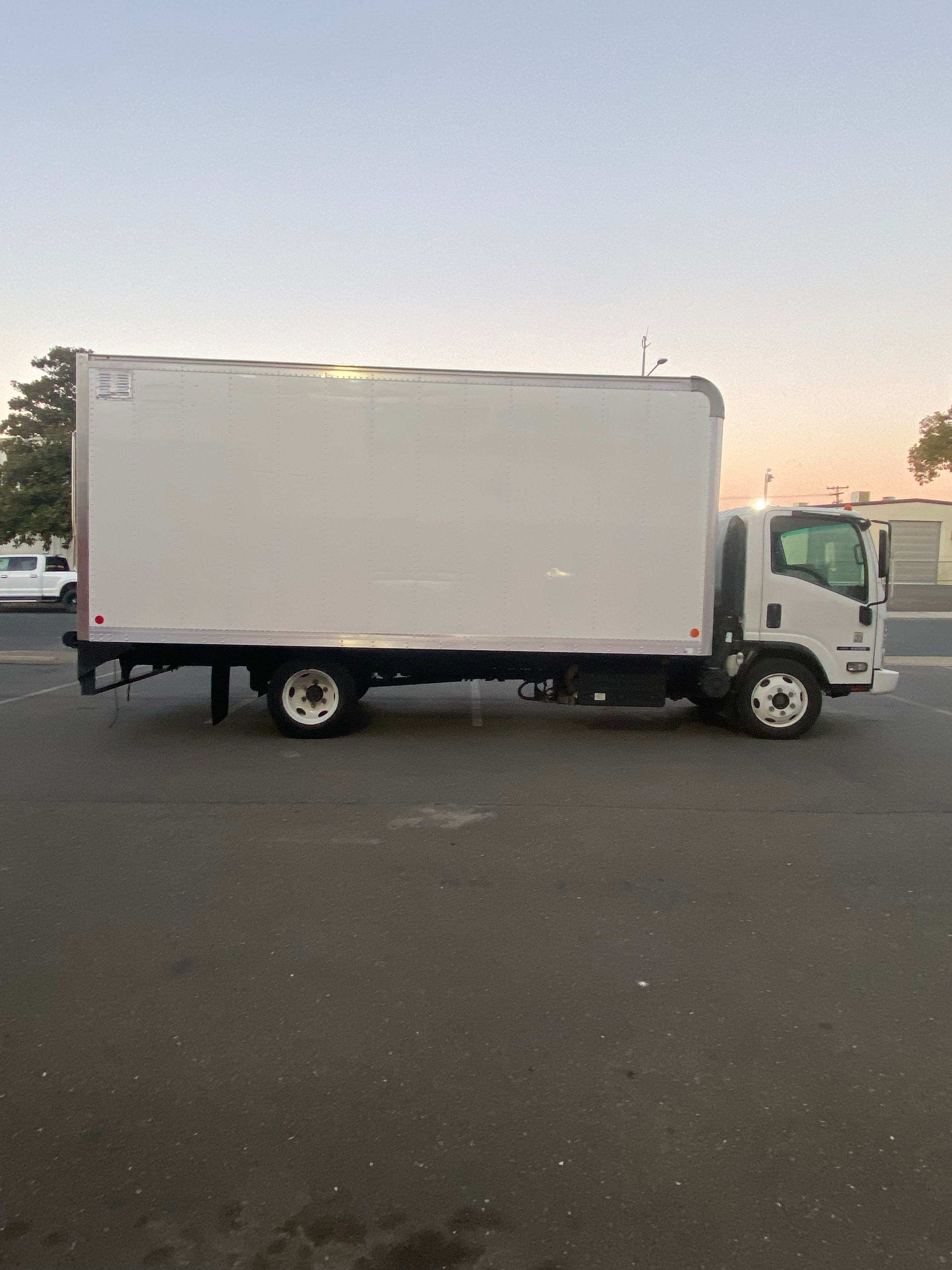 2017 Isuzu NRR - Photo 5