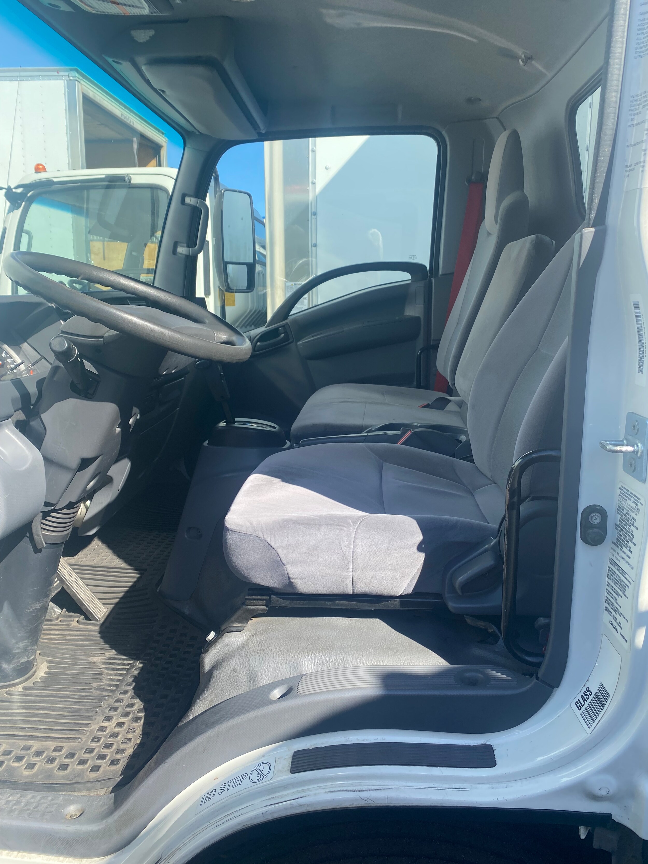 2018 Isuzu NRR - Photo 9