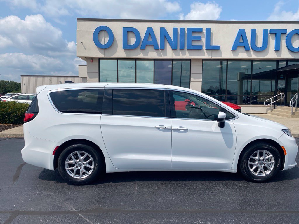 Used 2023 Chrysler Pacifica Touring L Minivan/Van