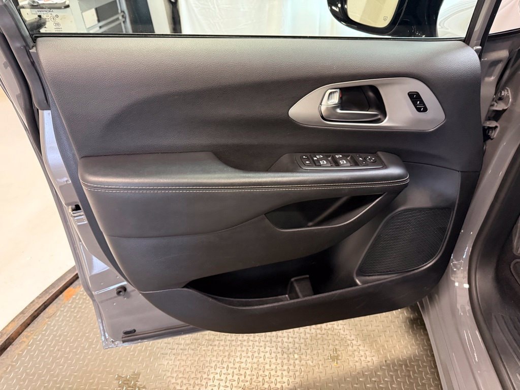 Used 2025 Chrysler Pacifica Limited Van Passenger Van