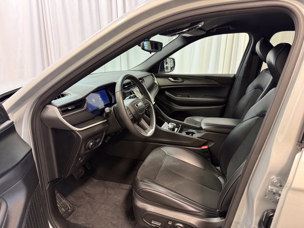 Used 2024 Jeep Grand Cherokee L Laredo SUV