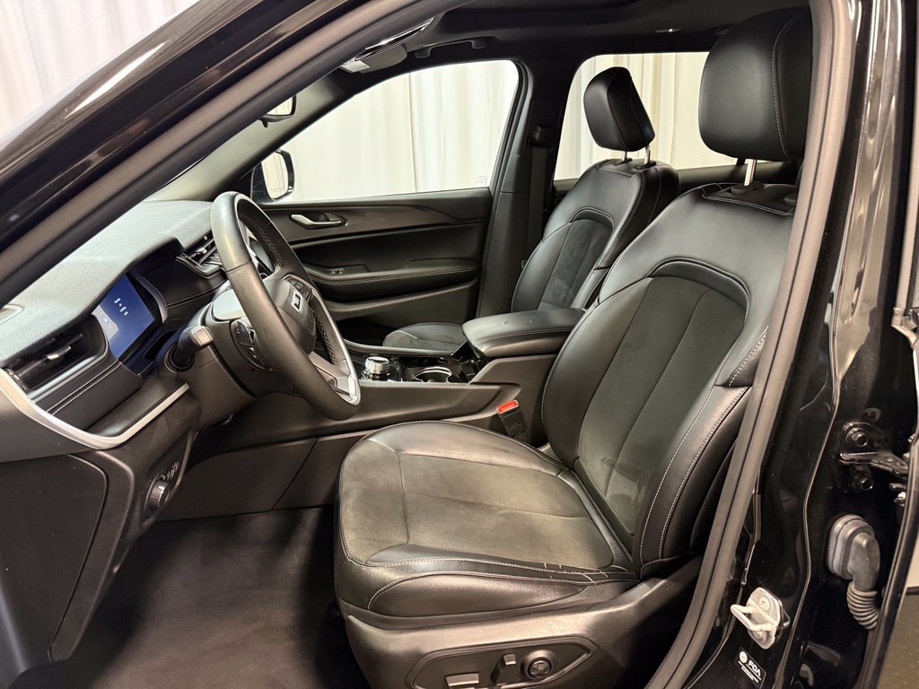 Used 2023 Jeep Grand Cherokee L Laredo SUV