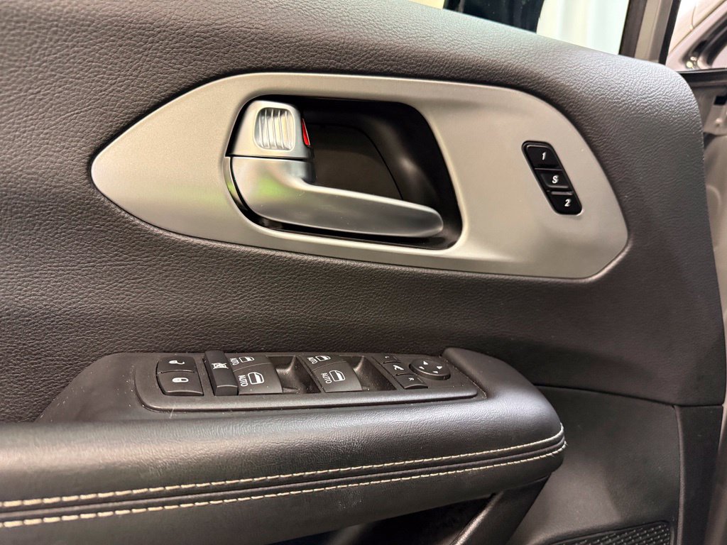 Used 2025 Chrysler Pacifica Limited Van Passenger Van