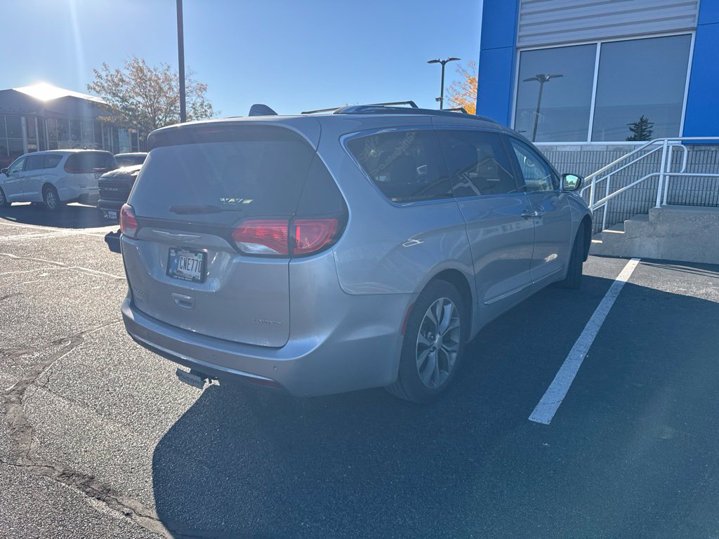 Used 2017 Chrysler Pacifica Limited Minivan/Van