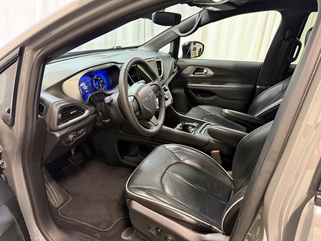 Used 2025 Chrysler Pacifica Limited Van Passenger Van