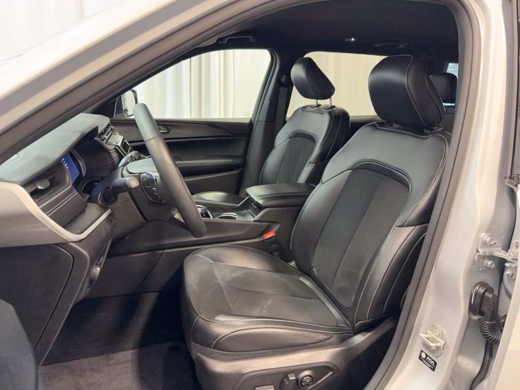 Used 2024 Jeep Grand Cherokee L Laredo SUV