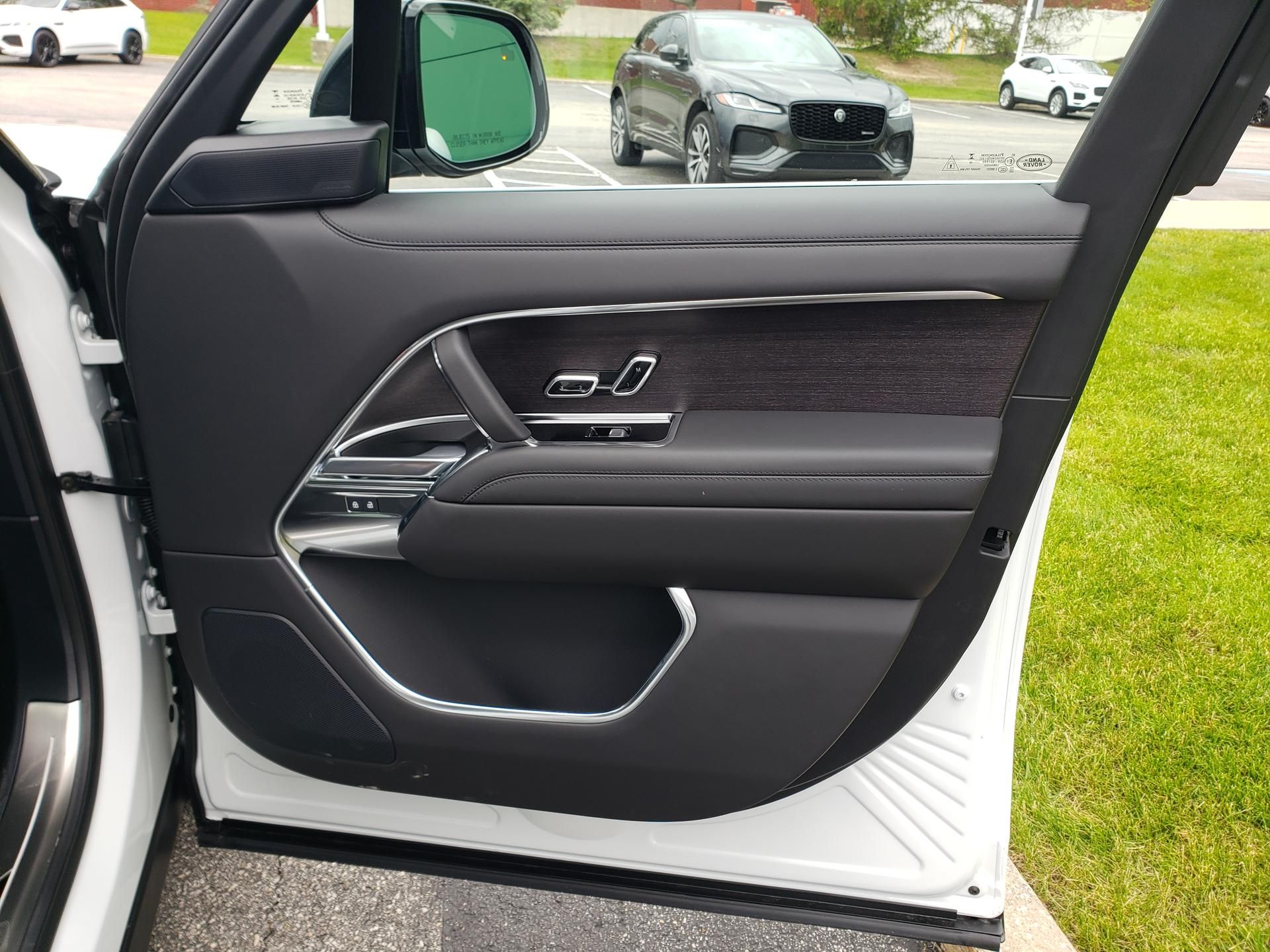 2026 Land Rover Range Rover SE - Photo 17
