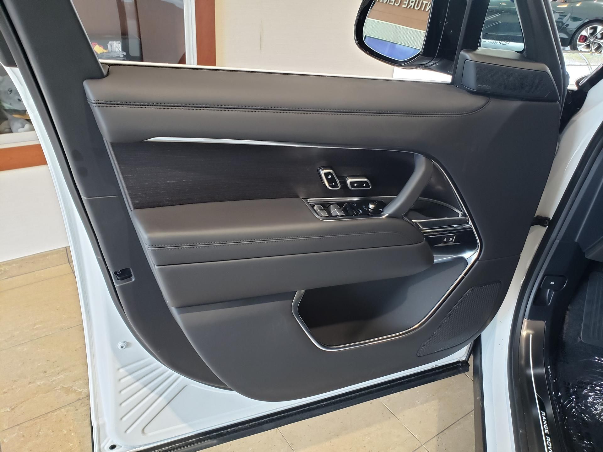 2026 Land Rover Range Rover SE - Photo 8