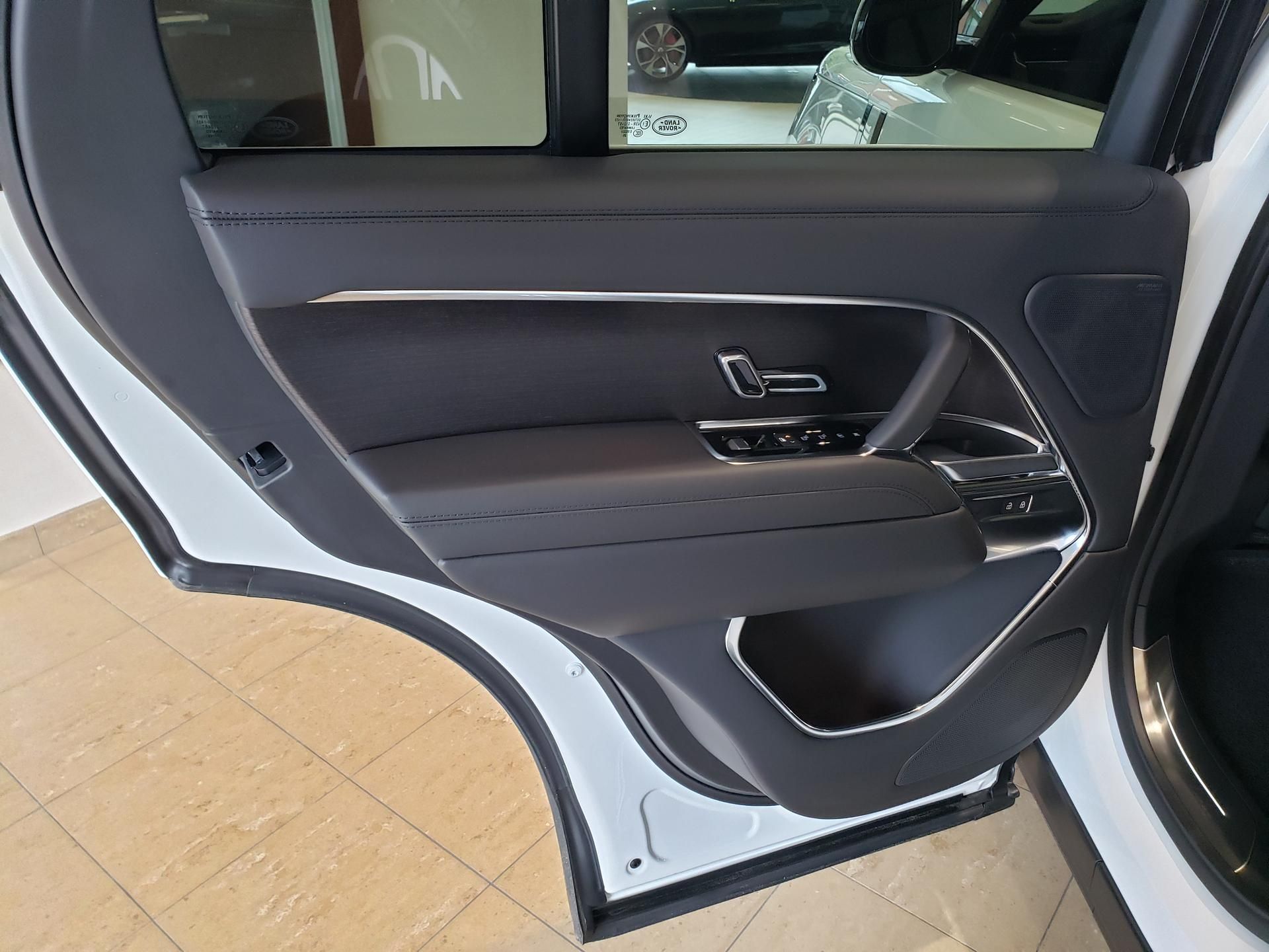 2026 Land Rover Range Rover SE - Photo 10