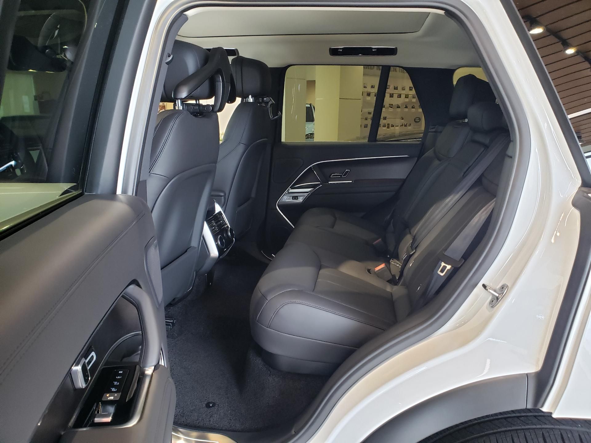 2026 Land Rover Range Rover SE - Photo 9