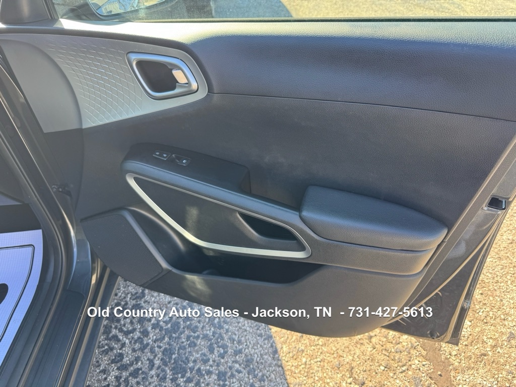 2021 Kia Soul LX - Photo 13