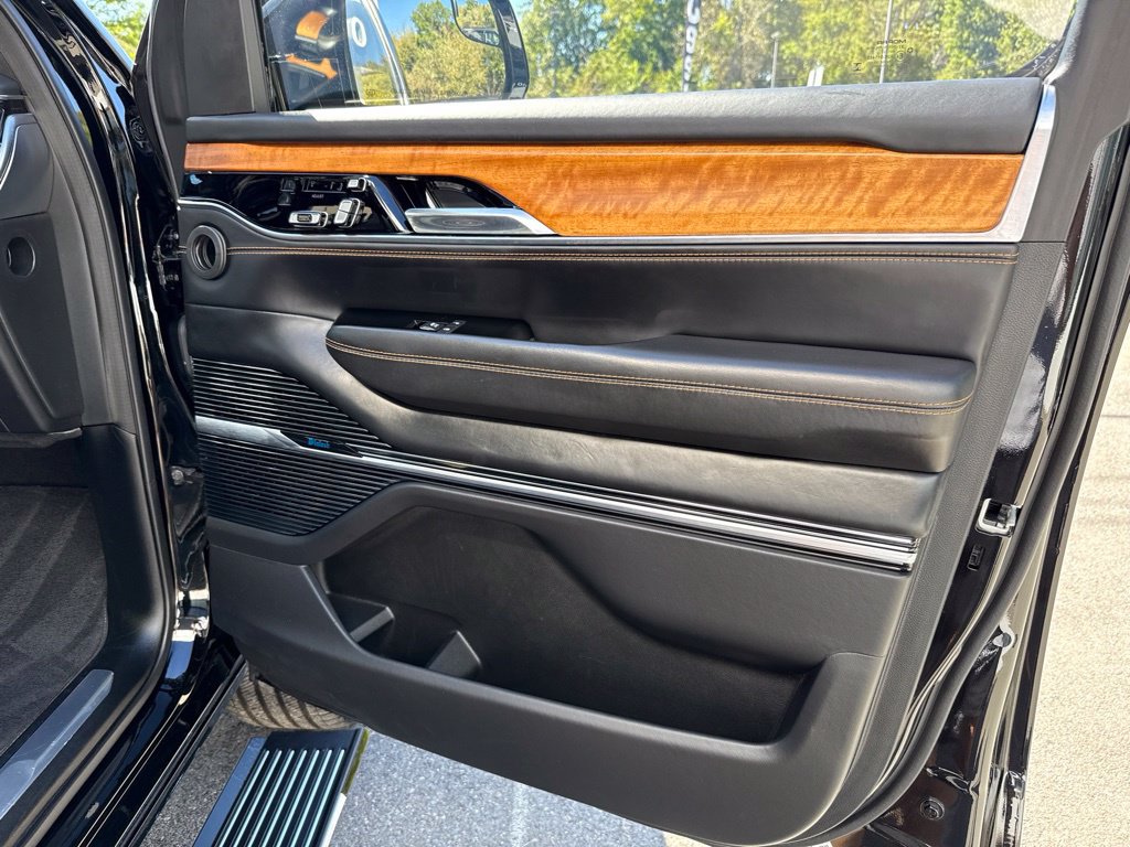 2022 Jeep Grand Wagoneer Series III - Photo 34