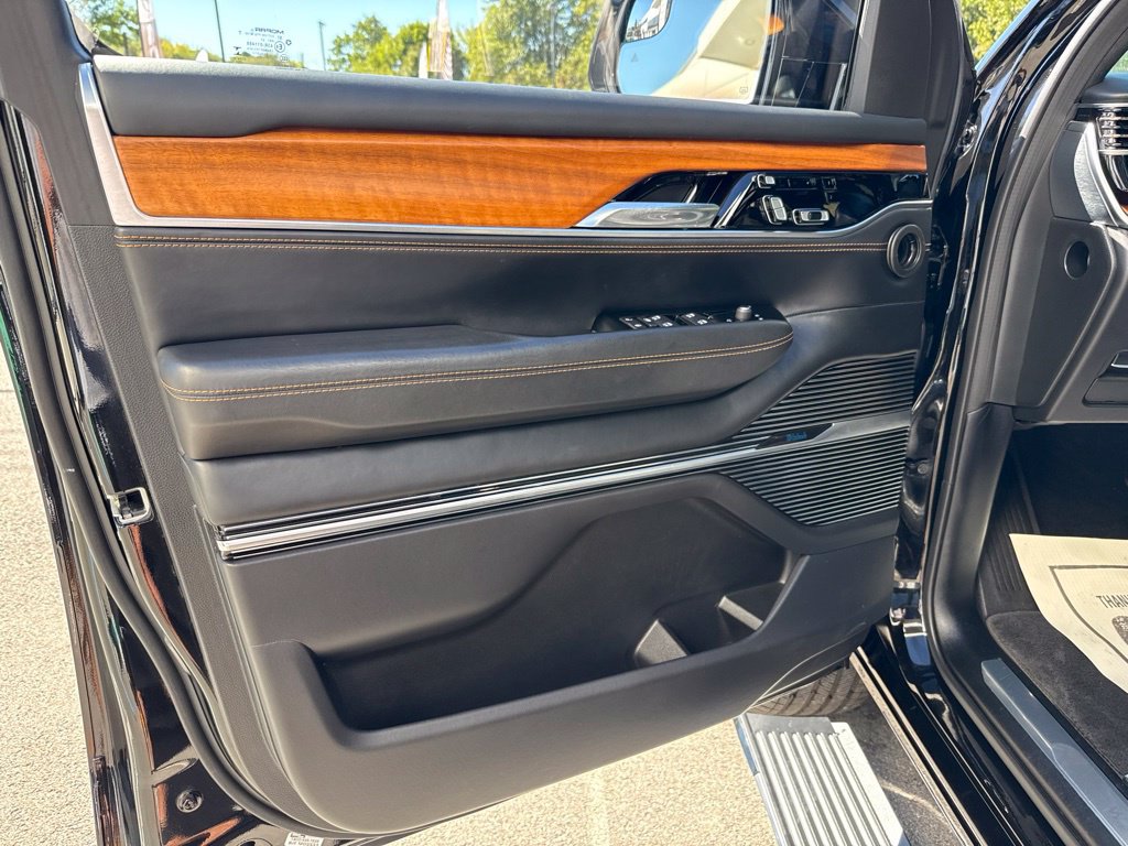 2022 Jeep Grand Wagoneer Series III - Photo 18