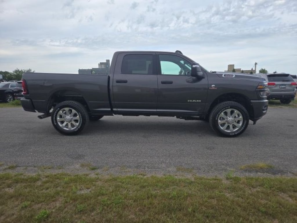 New 2027 Ram 3500 BIG HORN CREW CAB 4X4 6'4 BOX Pickup