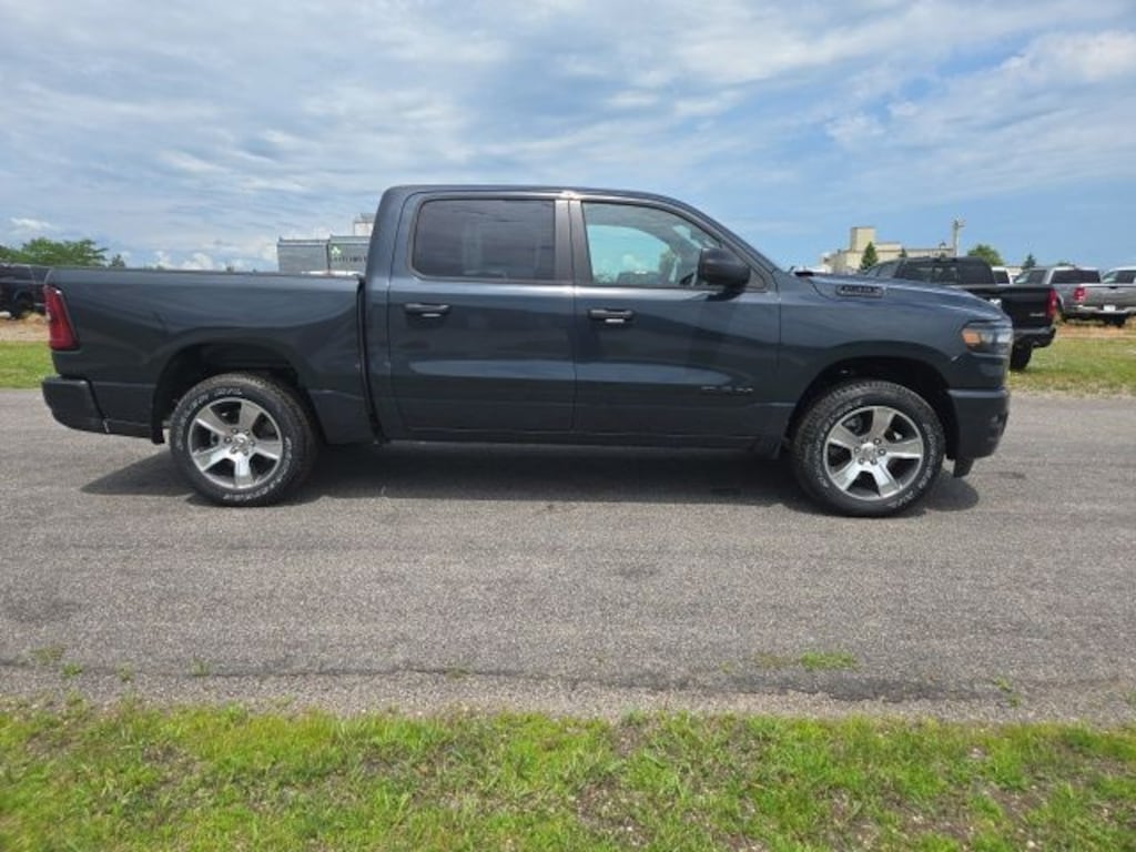 New 2026 Ram 1500 EXPRESS CREW CAB 4X4 5'7 BOX Pickup