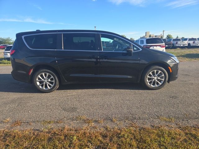 2027 Chrysler Pacifica SELECT AWD Passenger Van