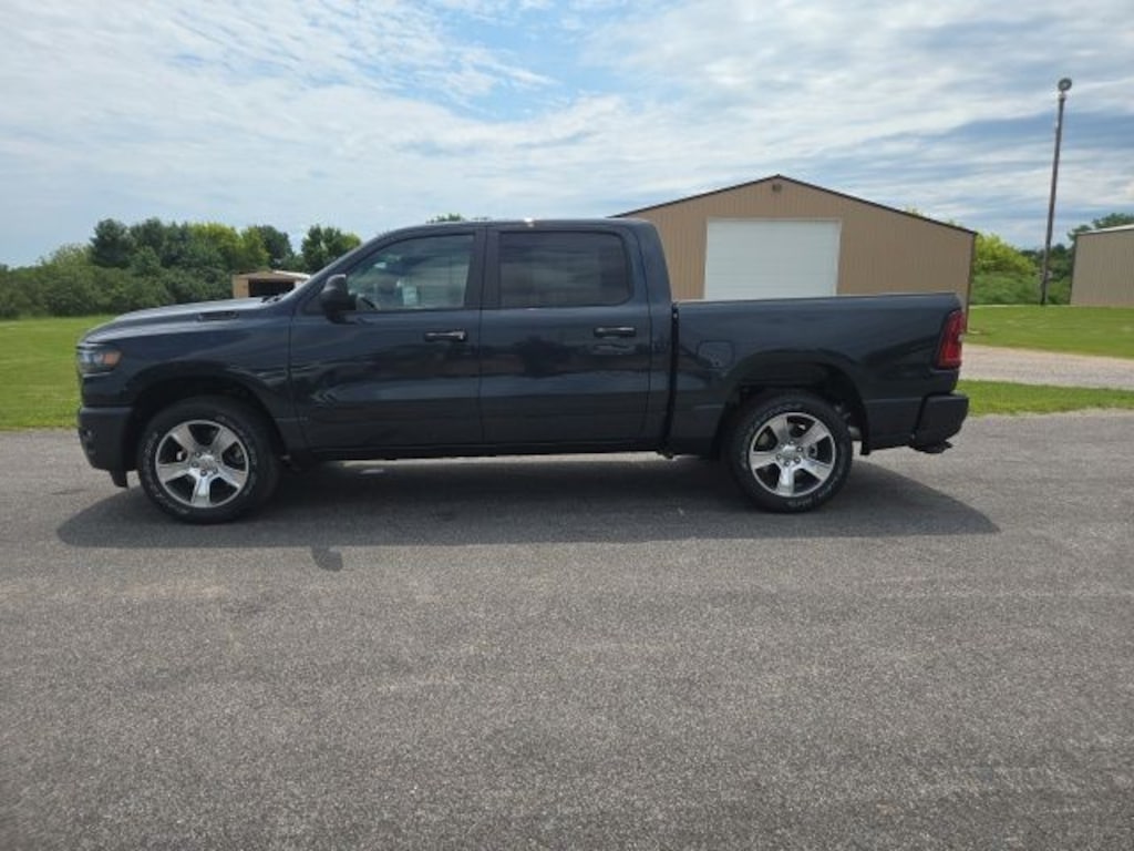 New 2026 Ram 1500 EXPRESS CREW CAB 4X4 5'7 BOX Pickup