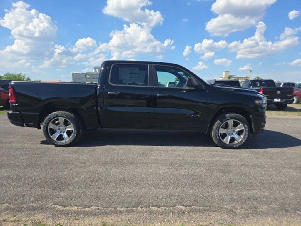 New 2026 Ram 1500 EXPRESS CREW CAB 4X4 5'7 BOX Pickup